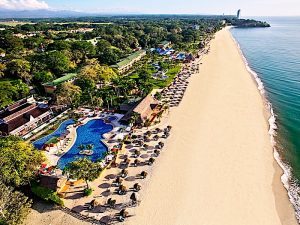 Vista panorámica del resort Decameron con playa y piscinas