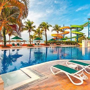 Vista panorámica de la playa en Decameron Resort