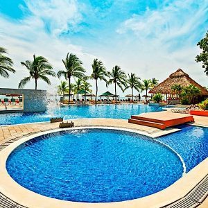 Personas disfrutando de la Navidad en Decameron