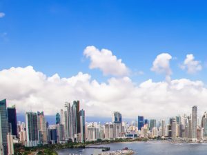Aventurero explorando la montaña rocosa bajo el cielo azul