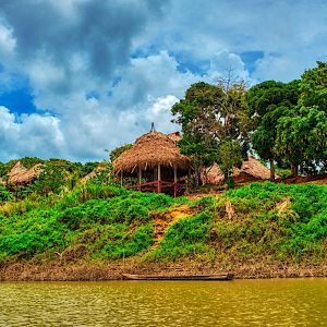 Tradicional vestimenta Embera en la selva de Panamá