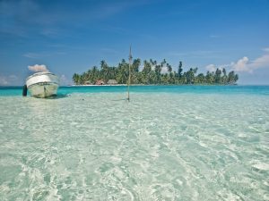 Vista panorámica de Guna Yala con aguas turquesas y arenas blancas