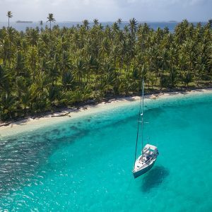 Paisaje paradisíaco en Guna Yala, Panamá con aguas cristalinas y palmeras