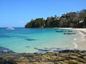 Vista panorámica de Isla Contadora en Panamá con aguas cristalinas y playas de arena blanca