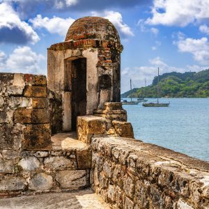 Cascada Salto Espino rodeada de vegetación exuberante