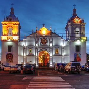 Cascada Salto Espino rodeada de exuberante vegetación